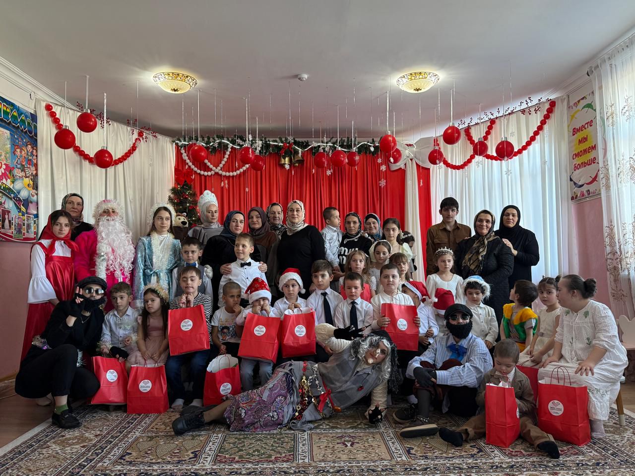 Детям и подросткам Реабилитационного центра в Казбековском районе в преддверии Нового года вручили подарки от Благотворительного фонда «Чистое сердце»